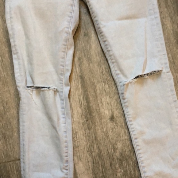 Tommy Hilfiger Light Wash Distressed Skinny Jeans - Picture 3 of 7